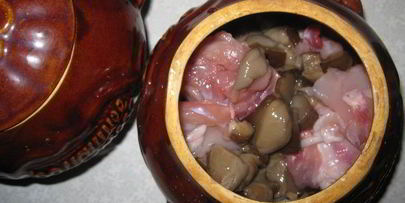 кролик с грибами в сметанном соусе в горшочке