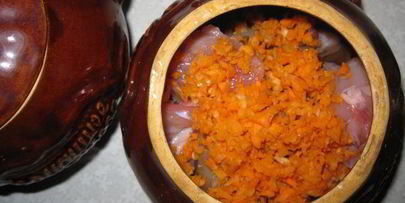 кролик с грибами в сметанном соусе в горшочке