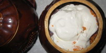 кролик с грибами в сметанном соусе в горшочке