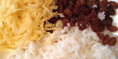 куриные бедрышки, фаршированные рисом, сыром и изюмом