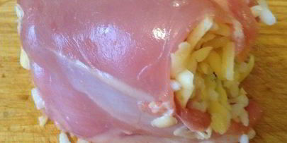 куриные бедрышки, фаршированные рисом, сыром и изюмом