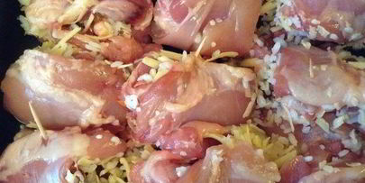 куриные бедрышки, фаршированные рисом, сыром и изюмом