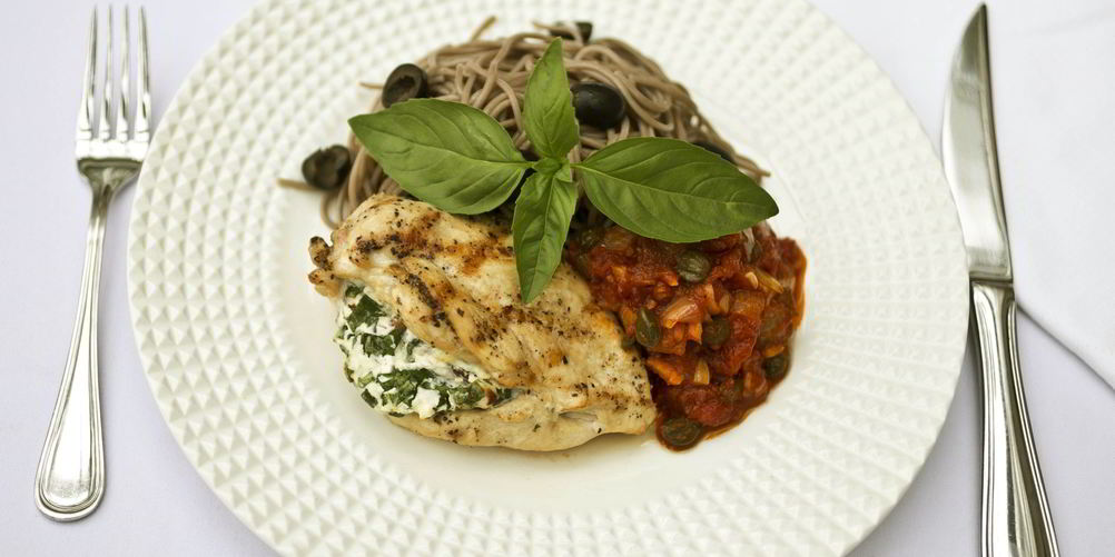 Рецепт куриные грудки с сыром фета, гречневой лапшой и соусом путанеско