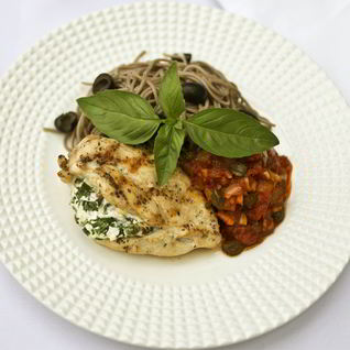 Куриные грудки с сыром фета, гречневой лапшой и соусом путанеско