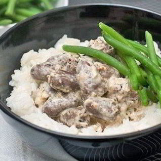 Куриные сердечки, тушеные в сметане