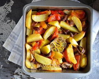 Куриные желудки в духовке с картошкой