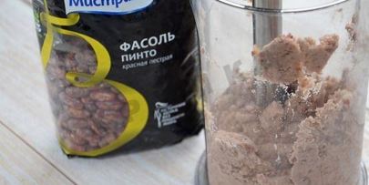 курица, фаршированная свининой грибами и фасолью