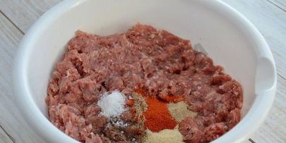 курица, фаршированная свининой грибами и фасолью