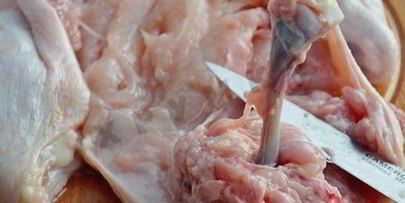 курица, фаршированная свининой грибами и фасолью