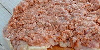 курица, фаршированная свининой грибами и фасолью