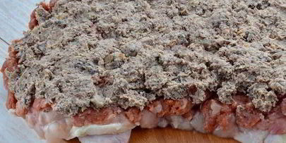 курица, фаршированная свининой грибами и фасолью