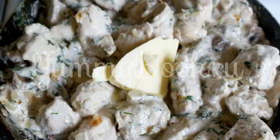 курица с шампиньонами в сливочном соусе