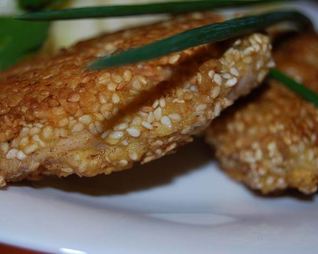Медальоны из индейки в кунжутной панировке с овощным гарниром