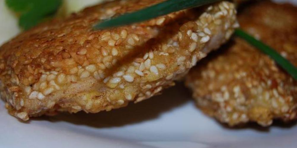 Рецепт медальоны из индейки в кунжутной панировке с овощным гарниром