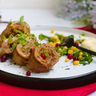 Мини-рулеты из индейки, фаршированные лисичками