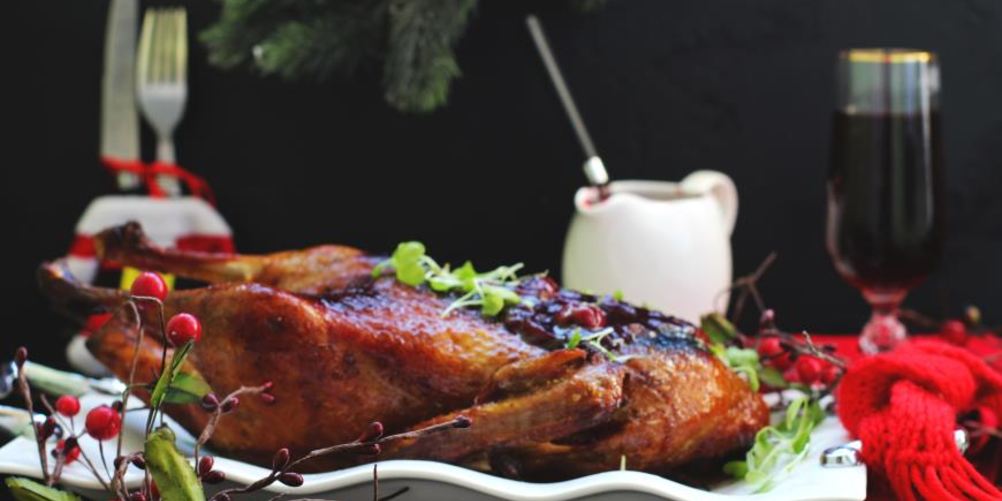 Рецепт праздничная запеченая утка с вишневым соусом с порто