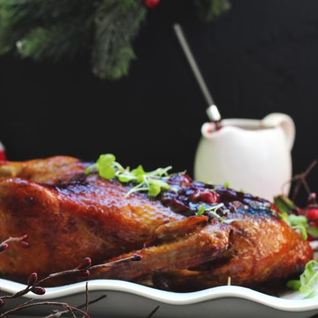 Праздничная запеченая утка с вишневым соусом с порто