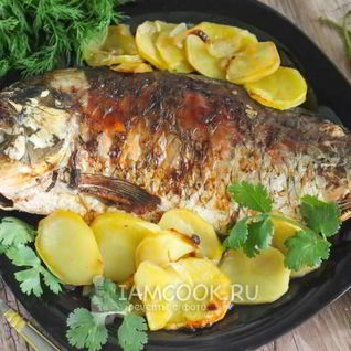 Сазан с картошкой в духовке