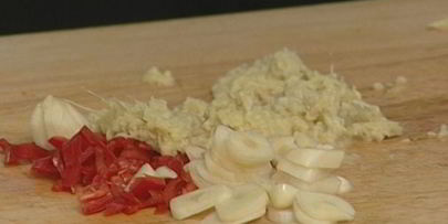 свинина с мятой и орехами