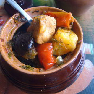 Свинина с овощами, запеченная в горшочке