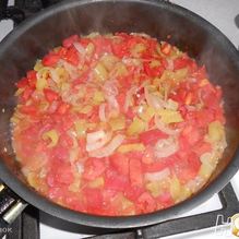 Рецепт Свиные отбивные с помидорами, луком и перцем