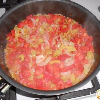 Свиные отбивные с помидорами, луком и перцем