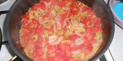 свиные отбивные с помидорами, луком и перцем