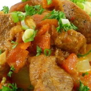 Тушеная свинина с подливкой