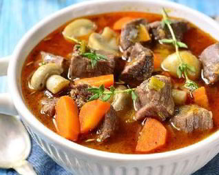 Тушенная баранина с грибами и тимьяном