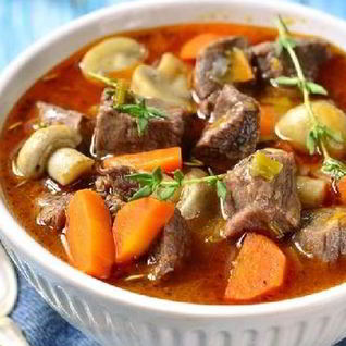 Тушенная баранина с грибами и тимьяном