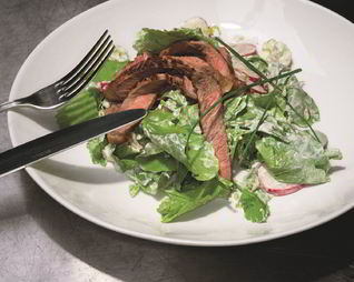 Утка с редисом и соусом из йогурта