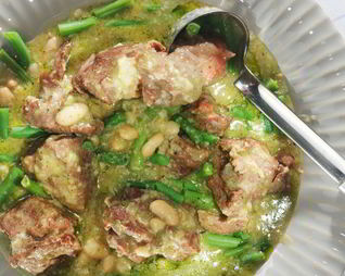 Ягненок с бобами и зеленой фасолью