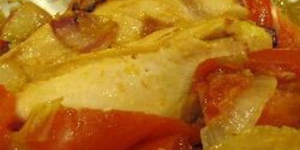 Рецепт жареные куриные грудки с беконом и помидорами