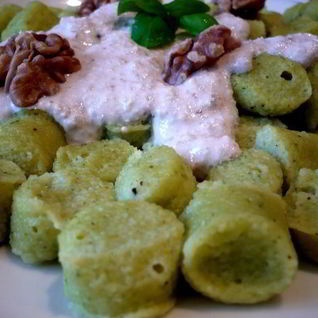 Ньокки с базиликом под соусом из грецкого ореха