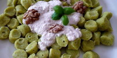 ньокки с базиликом под соусом из грецкого ореха