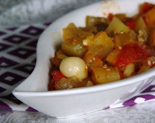 Баклажан, тушеный на оливковом масле с помидорами