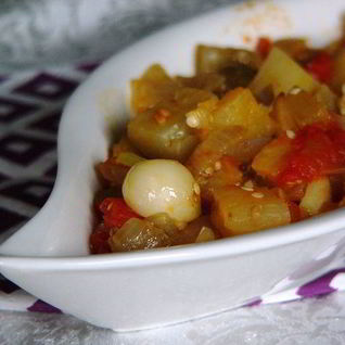 Баклажан, тушеный на оливковом масле с помидорами