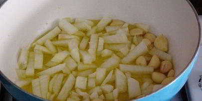 баклажан, тушеный на оливковом масле с помидорами