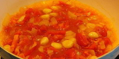 баклажан, тушеный на оливковом масле с помидорами