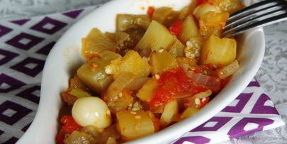 баклажан, тушеный на оливковом масле с помидорами