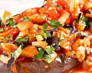 Баклажаны с болгарским перцем и помидорами