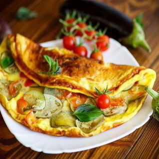 Баклажаны жареные с яйцом и помидорами черри