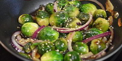 брюссельская капуста с кунжутным семенем