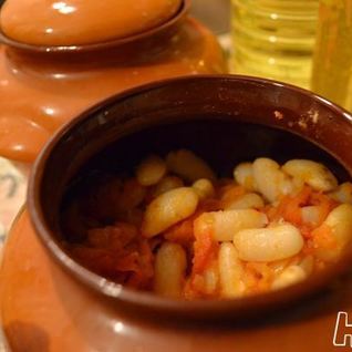 Фасоль под томатным соусом в горшочках