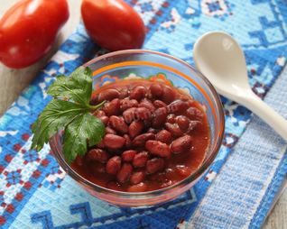 Фасоль тушеная в томатном соусе