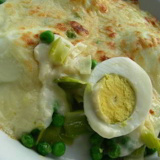 Гратен с луком-пореем и яйцами