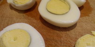 гратен с луком-пореем и яйцами