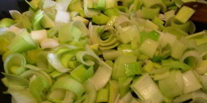 гратен с луком-пореем и яйцами