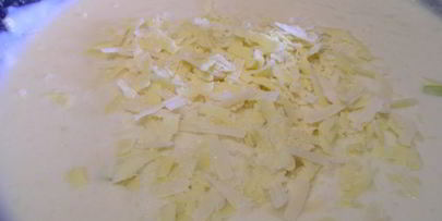 гратен с луком-пореем и яйцами