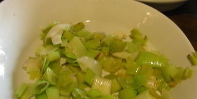 гратен с луком-пореем и яйцами